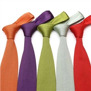 Elegante, cómoda, duradera, versátil, sofisticada, ultra elegante, corbata de poliéster de punto sólido.